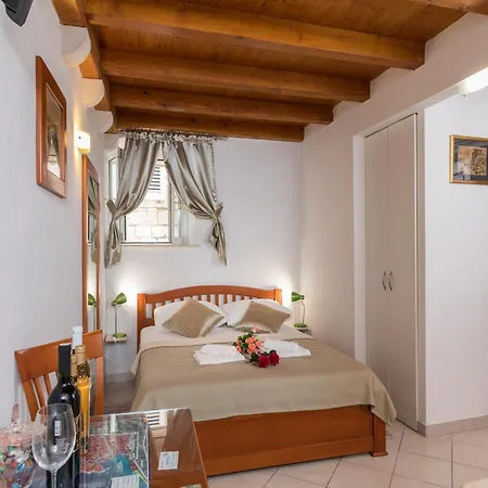 Ivana Old Town - 2 Adults - Apt1