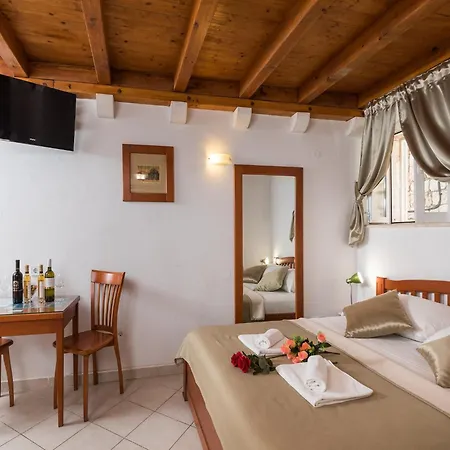 Ivana Old Town - 2 Adults - Apt1